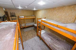 Гостиница Север Плюс Ноябрьск Кровать в 6-местном общем номере-1